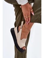 Kožené dámské sandály na klínu model 21697572 béžové - Artiker