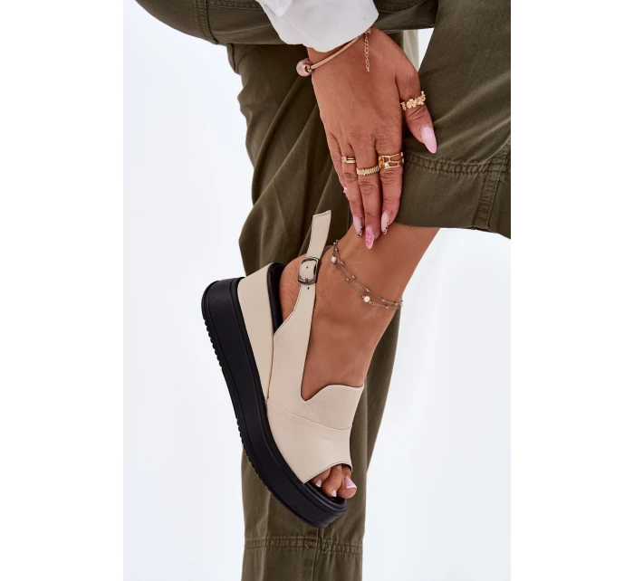 Kožené dámské sandály na klínu model 21697572 béžové - Artiker