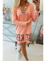 model 18746993 šaty s kapucí a potiskem - K-Fashion model 18746993 šaty s kapucí a potiskem - K-Fashion