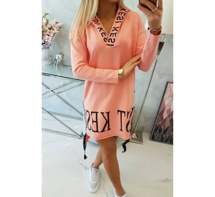 model 18746993 šaty s kapucí a potiskem - K-Fashion model 18746993 šaty s kapucí a potiskem - K-Fashion