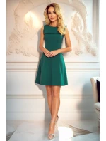 Trapézové zelené šaty s volánkovým výstřihem | model 21196761 - numoco Trapézové zelené šaty s volánkovým výstřihem | model 21196761 - numoco