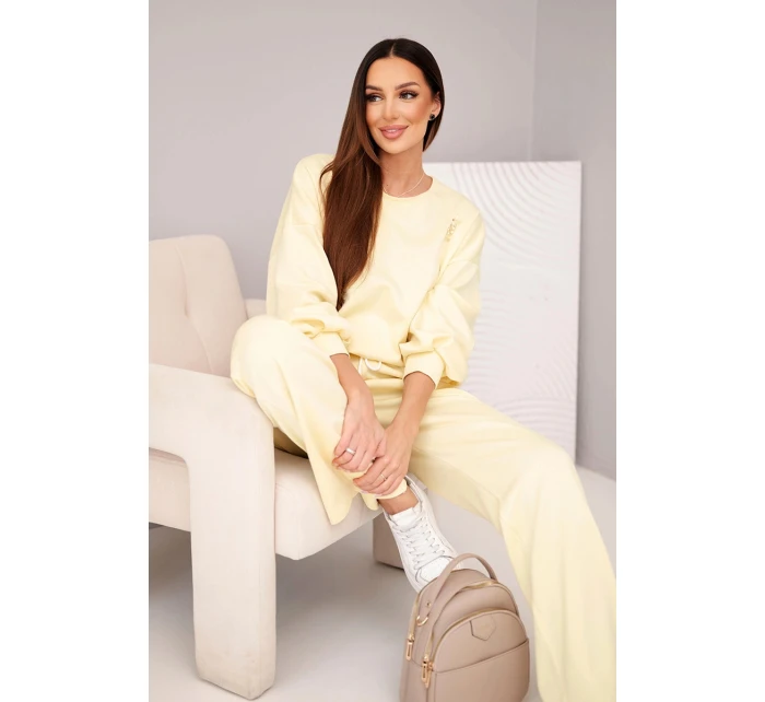 Dámský komplet máslová mikina s broží a kalhoty s rovnými nohavicemi model 21949316 - K-Fashion