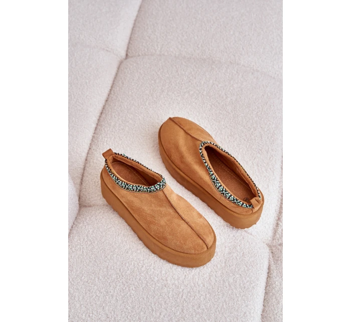 Dámské pantofle na platformě s výšivkou model 21673352 - Boto