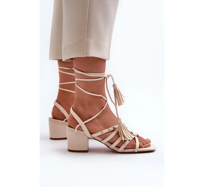 Béžové sandály na nízkém podpatku se zavazováním Chrisele zdobené cvočky Béžové sandály na nízkém podpatku se zavazováním Chrisele zdobené cvočky