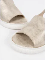 Pěkné dámské  sandály zlaté bez podpatku