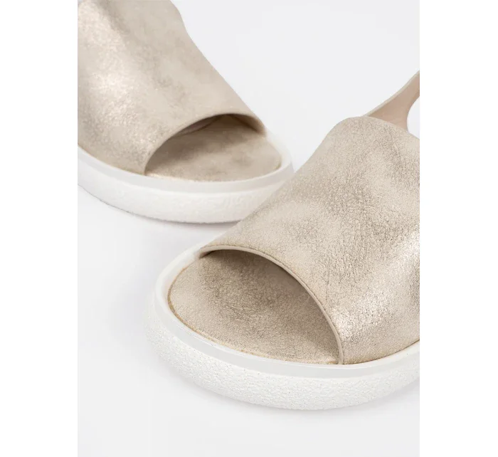 Pěkné dámské  sandály zlaté bez podpatku