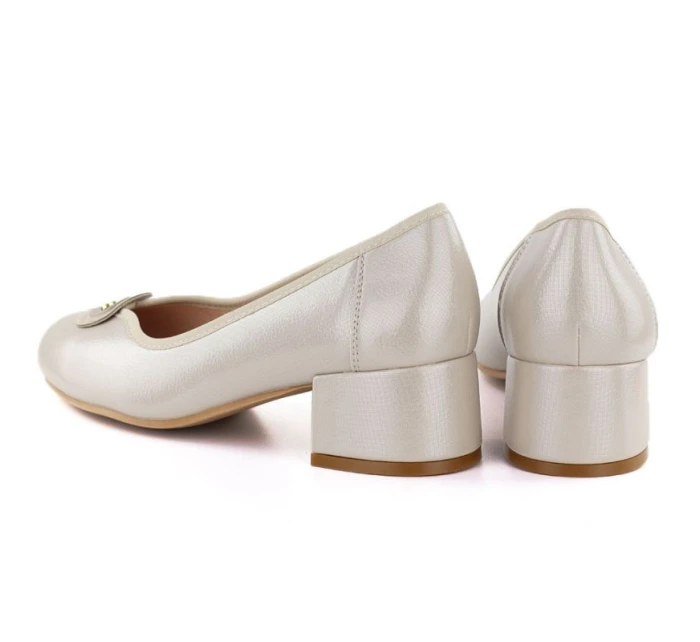 Dámské semišové zateplené ažurové boty khaki Potocki model 22014954 Dámské semišové zateplené ažurové boty khaki Potocki model 22014954