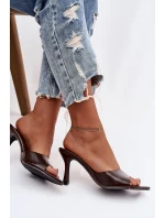 Lakované dámské nazouváky na podpatku čokoládové model 21918908 - Boto Lakované dámské nazouváky na podpatku čokoládové model 21918908 - Boto