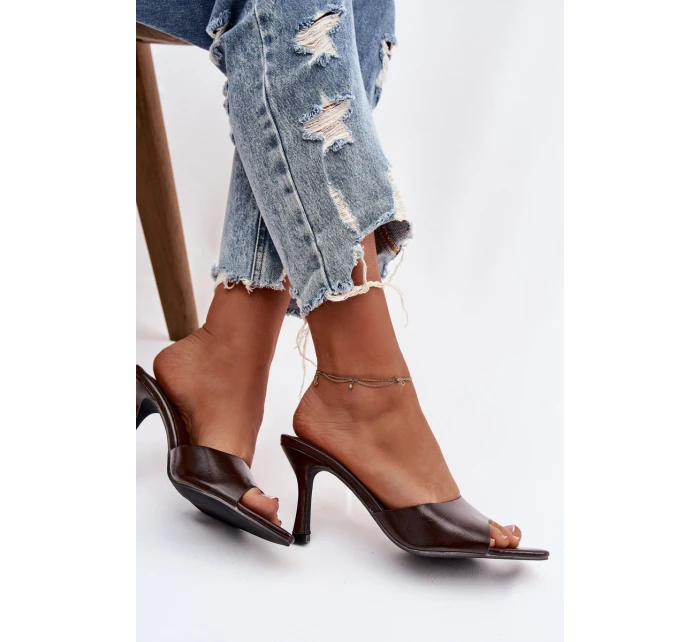 Lakované dámské nazouváky na podpatku čokoládové model 21918908 - Boto Lakované dámské nazouváky na podpatku čokoládové model 21918908 - Boto