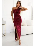 Dlouhé dámské saténové šaty ve vínové bordó barvě přes jedno s růžemi model 21290263 - numoco basic