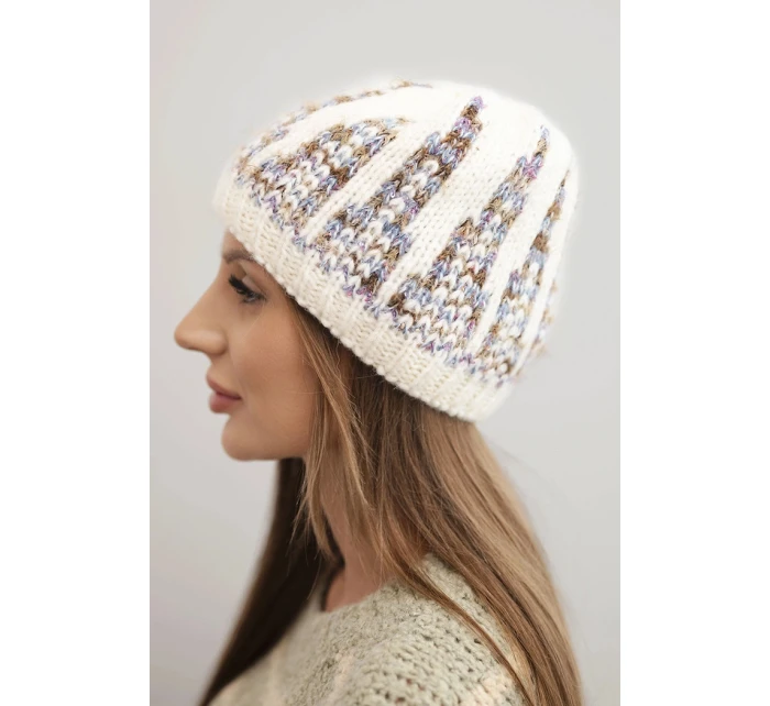 Dámská zimní pletená čepice s ozdobným vzorem K454 ecru + fialový Dámská zimní pletená čepice s ozdobným vzorem K454 ecru + fialový