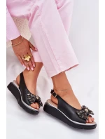 Dámské kožené sandály na klínu s mašlí model 21701827 černé - Zazoo Dámské kožené sandály na klínu s mašlí model 21701827 černé - Zazoo