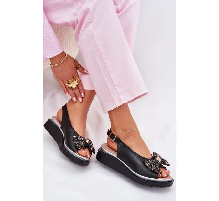 Dámské kožené sandály na klínu s mašlí model 21701827 černé - Zazoo Dámské kožené sandály na klínu s mašlí model 21701827 černé - Zazoo