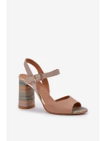 Kožené elegantní sandály na podpatku tmavě béžové model 21685342 - Laura Messi Kožené elegantní sandály na podpatku tmavě béžové model 21685342 - Laura Messi