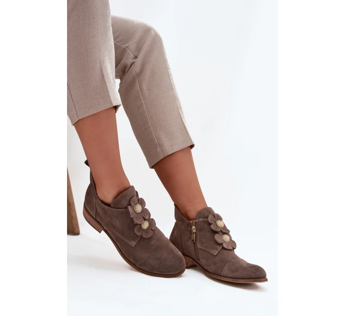 Semišové dámské polobotky s ozdobnými květinami model 21707536 tmavě béžové - Zazoo