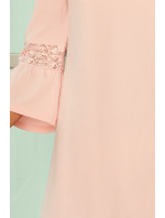 Dámské šaty v pastelově růžové barvě s krajkou na rukávech model 5917659