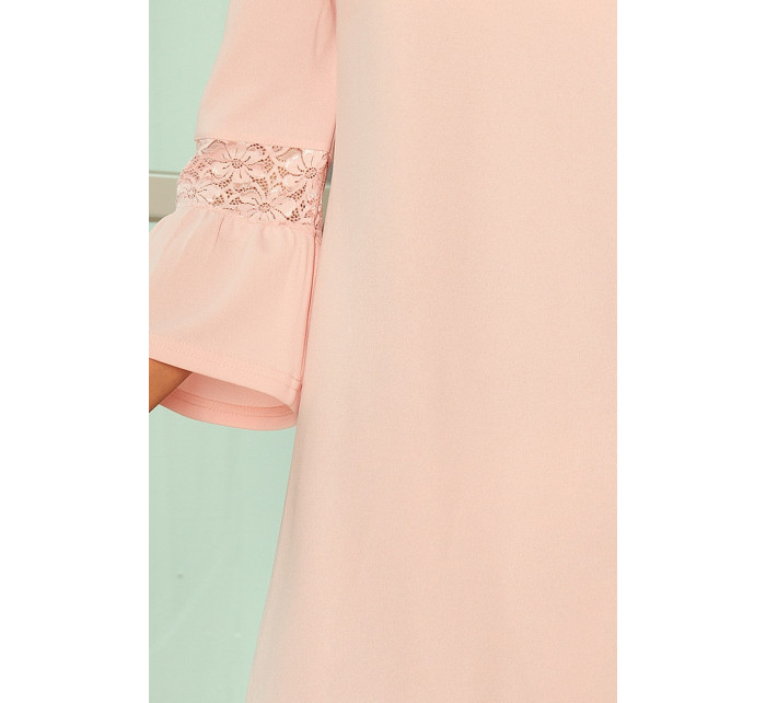 Dámské šaty v pastelově růžové barvě s krajkou na rukávech model 5917659