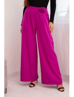 Dámské elegantní kalhoty se širokou nohavicí a ozdobným květem tmavě fialové