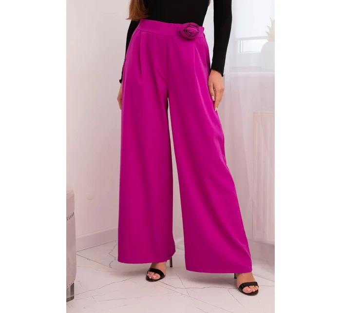 Dámské elegantní kalhoty se širokou nohavicí a ozdobným květem tmavě fialové Dámské elegantní kalhoty se širokou nohavicí a ozdobným květem tmavě fialové