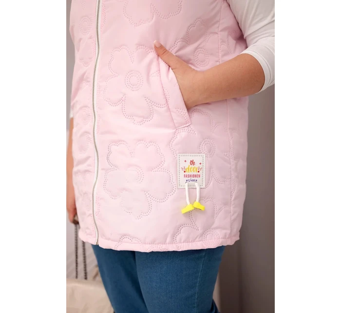 Dámská vesta Plus Size s kapucí a květinovým prošíváním model 21959102 růžová - K-Fashion Dámská vesta Plus Size s kapucí a květinovým prošíváním model 21959102 růžová - K-Fashion