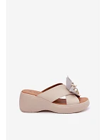 Kožené sandály na platformě s ozdobným květem Vinceza 41511 Béžové