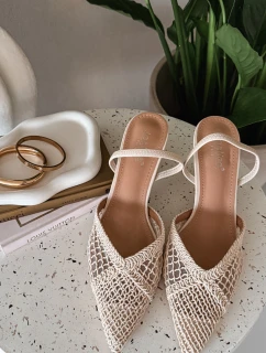 Sandály z pleteniny na jehlovém podpatku světle béžové model 21919223 - Boto