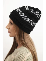 Dámská zimní čepice s vzorem a vlnou model 21725336 černá - K-Fashion Dámská zimní čepice s vzorem a vlnou model 21725336 černá - K-Fashion