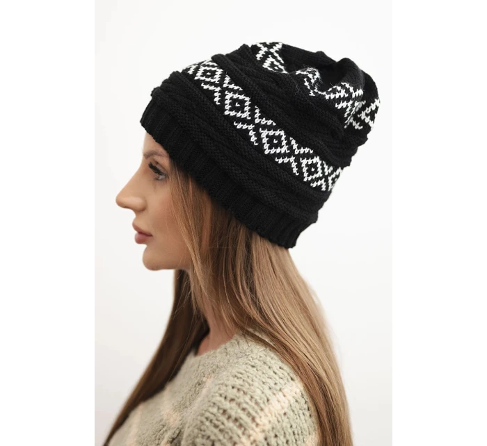 Dámská zimní čepice s vzorem a vlnou model 21725336 černá - K-Fashion Dámská zimní čepice s vzorem a vlnou model 21725336 černá - K-Fashion
