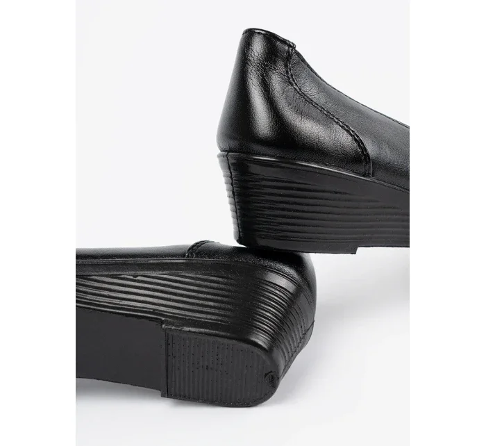 Výborné černé dámské  polobotky na klínku