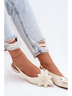 Dámské sandály na nízkém podpatku s dekorativním květem Jasnobeżowe Telivette