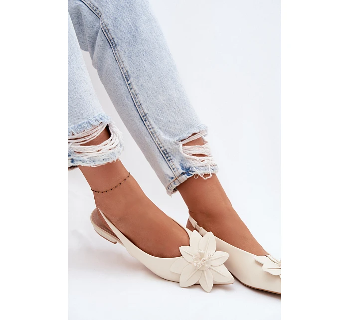 Dámské sandály na nízkém podpatku s dekorativním květem Jasnobeżowe Telivette