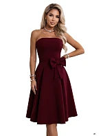 – elegantní midi šaty bez ramínek ve stylu s mašlí – bordó model 22405098 - numoco – elegantní midi šaty bez ramínek ve stylu s mašlí – bordó model 22405098 - numoco