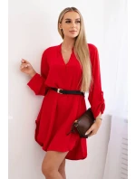 Šaty s delšími zády a pásem červený