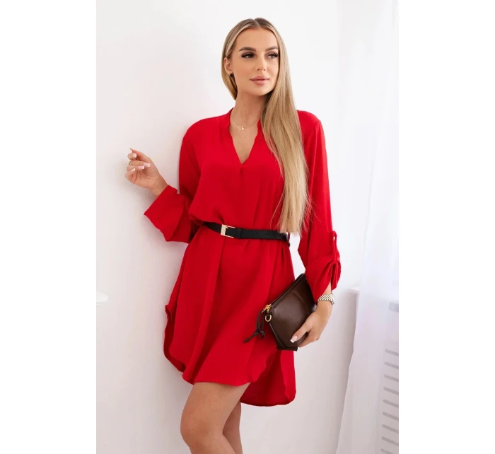 Šaty s delšími zády a pásem červený