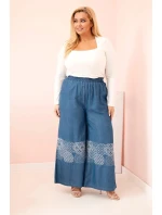 Dámské kalhoty Plus Size se širokými nohavicemi a model 21156793 výšivkou džínové - K-Fashion Dámské kalhoty Plus Size se širokými nohavicemi a model 21156793 výšivkou džínové - K-Fashion