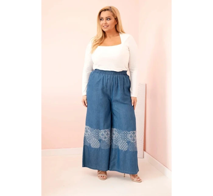 Dámské kalhoty Plus Size se širokými nohavicemi a model 21156793 výšivkou džínové - K-Fashion Dámské kalhoty Plus Size se širokými nohavicemi a model 21156793 výšivkou džínové - K-Fashion