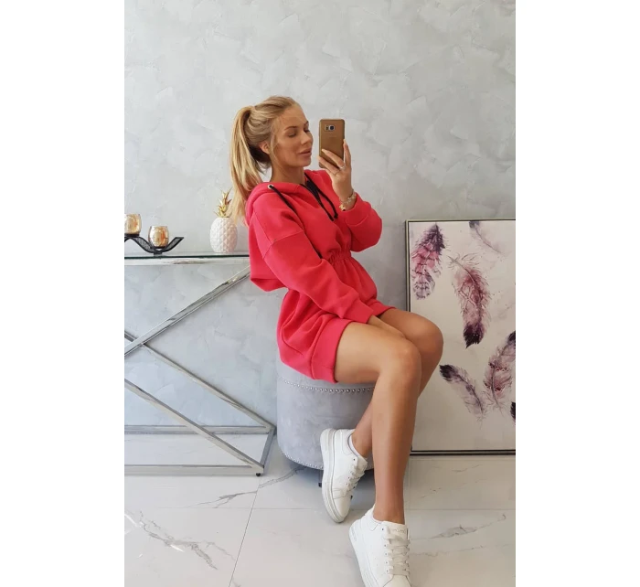 Zateplené šaty s kapucí v malinové barvě