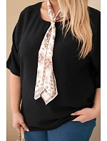 Dámská viskózová halenka Plus size s krátkým rukávem a ozdobným šátkem černá