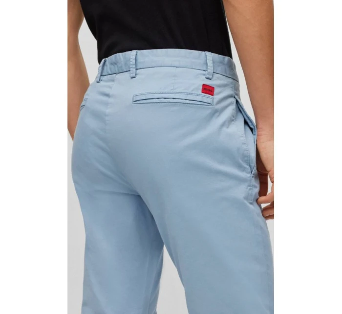 Pánské dlouhé kalhoty Hugo Boss slim fit z elastického bavlněného gabardénu modré barvy (50468314-451) Pánské dlouhé kalhoty Hugo Boss slim fit z elastického bavlněného gabardénu modré barvy (50468314-451)
