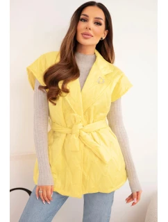 Dámská prošívaná vesta s páskem a širokým límcem žlutá