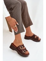 Dámské pantofle na platformě se zlatými sponami čokoládové model 21919104 - Boto