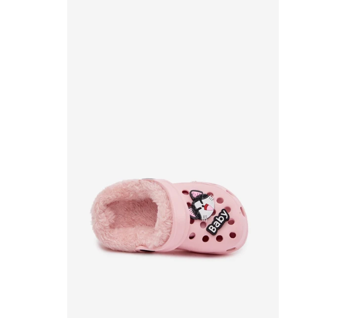 Dětské pěnové pantofle zateplené kožíškem s ozdobnými připínkami – růžové