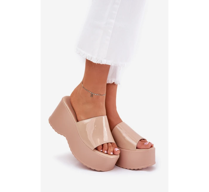 Dámské Pantofle Na Platformě A Klínu Béžové model 21687188 - Boto Dámské Pantofle Na Platformě A Klínu Béžové model 21687188 - Boto