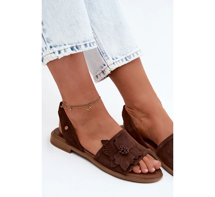 Kožené semišové sandály na nízkém podpatku s ozdobným květem model 22122974 Čokoládové - Zazoo