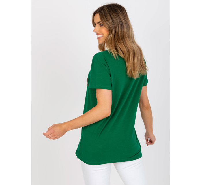 Zelené a béžové tričko volného střihu s nášivkami
