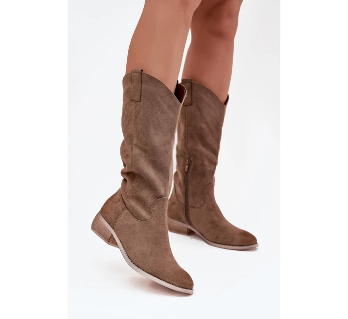 Dámské kozačky ve western stylu na nízkém podpatku Cherrie – tmavě béžové, eko zamsz Dámské kozačky ve western stylu na nízkém podpatku Cherrie – tmavě béžové, eko zamsz