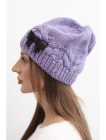 Dámská zimní čepice s ozdobnou mašlí a pleteným vzorem K438 světle fialová