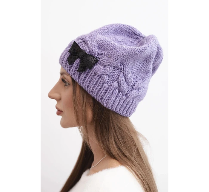 Dámská zimní čepice s ozdobnou mašlí a pleteným vzorem K438 světle fialová