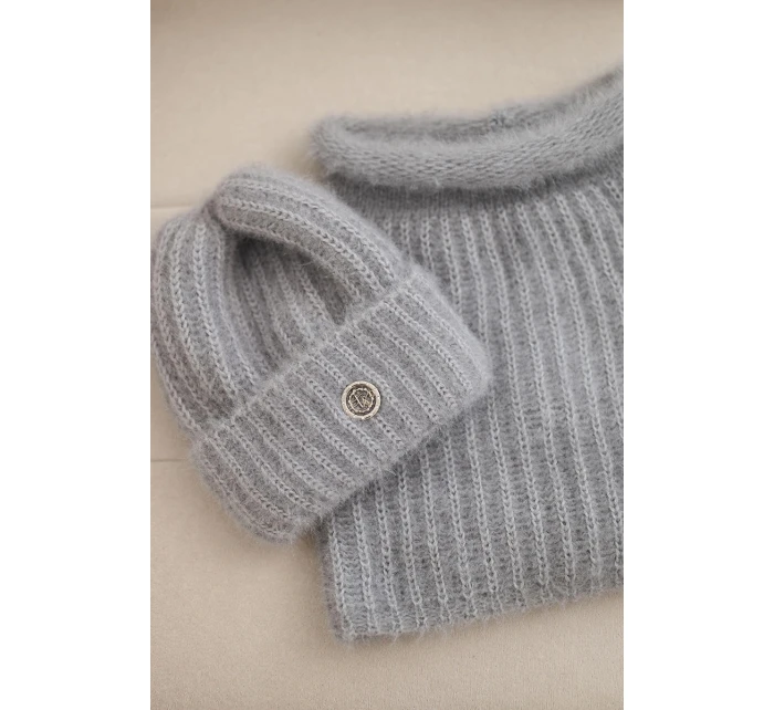 Dámská sada čepice a šály s ozdobným tmavě šedá model 21803179 - K-Fashion Dámská sada čepice a šály s ozdobným tmavě šedá model 21803179 - K-Fashion