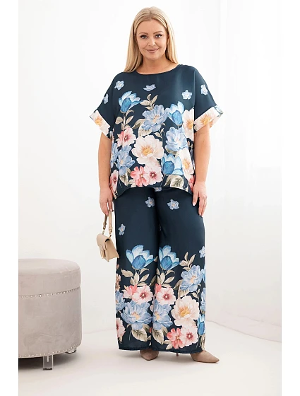 Dámský komplet Plus Size s halenkou a kalhotami s květinovým vzorem a širokými nohavicemi model 22069961 - K-Fashion Dámský komplet Plus Size s halenkou a kalhotami s květinovým vzorem a širokými nohavicemi model 22069961 - K-Fashion